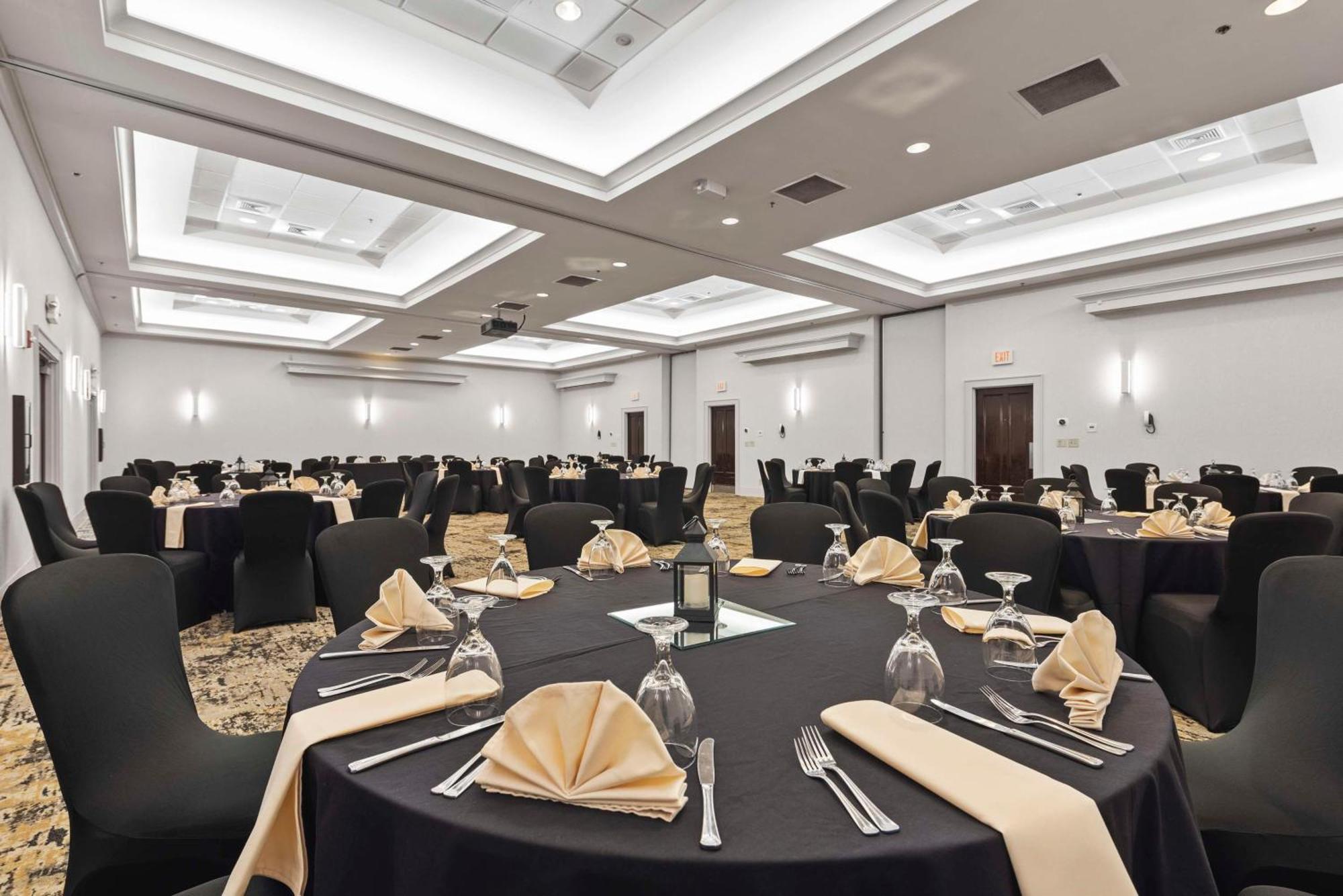 Doubletree By Hilton Columbus Exterior foto